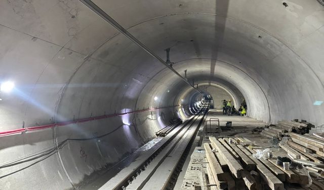 Gebze'de 4 kişiye mezar olan binanın yakınından geçen metro hattının içi görüntülendi