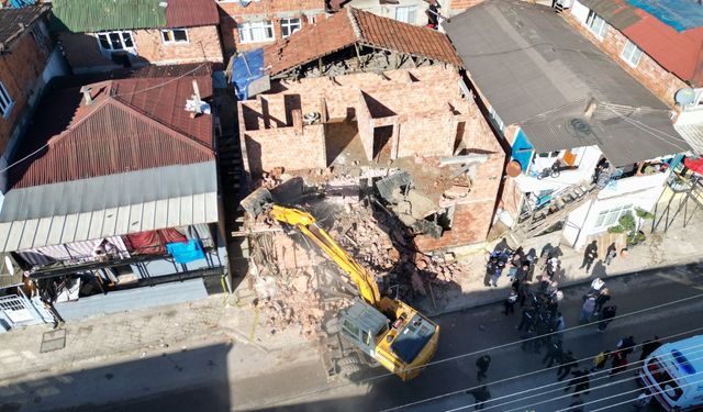 İzmit'te kaçak yapılar yıkılıyor