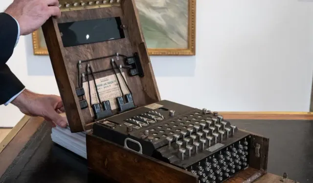 Nazilerin Şifre Makinesi Enigma Rekor Fiyata Satıldı