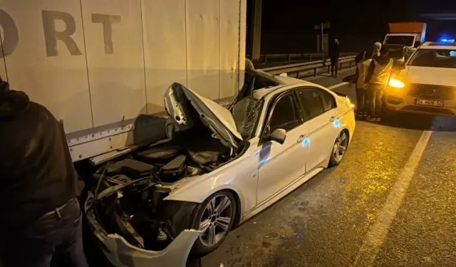 Çayırova'da Feci Kaza: Otomobil Tıra Saplandı