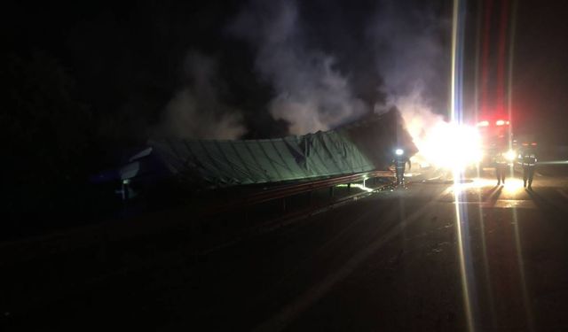 Kaza yapan tır alev alev yandı