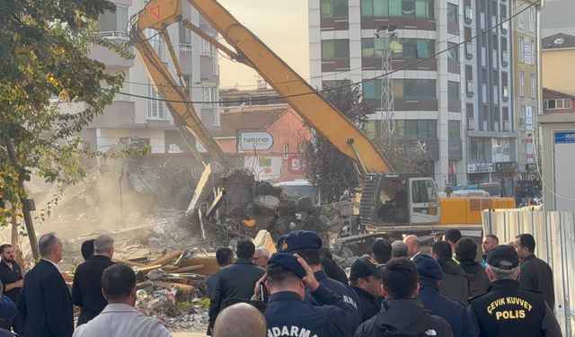 Gebze’de Çöken Binanın Enkazı Kaldırılıyor