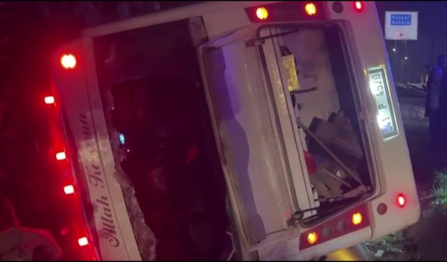 Otomobil ile çarpışan işçi servisi devrildi: 8 yaralı