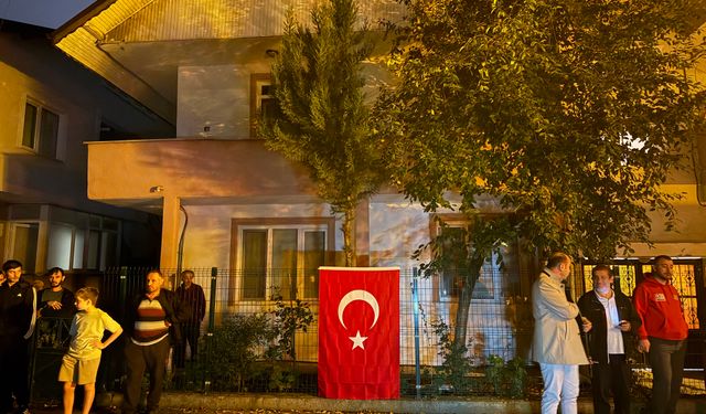 Sakaryalı şehidin baba ocağına Türk bayrağı asıldı