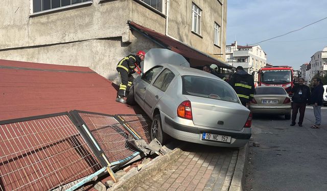 Kocaeli'de Kontrolden Çıkan Otomobil, Evin Çatısına Çıktı