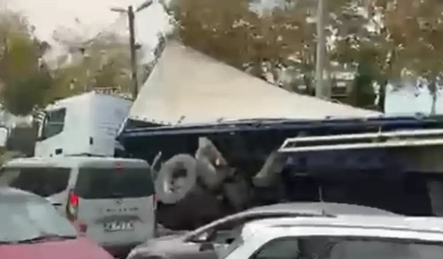 Yuvacık Sapağında Tır Devrildi