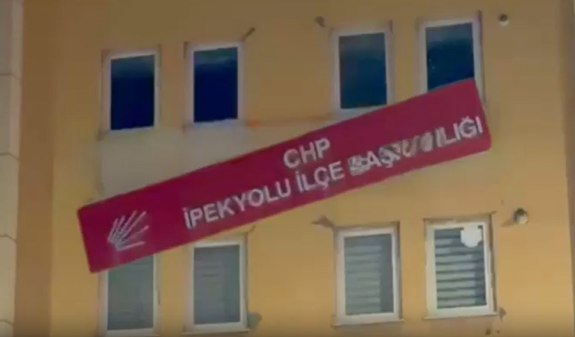 İlçe Başkanlığına Saldırı: “Tabelaları Kırdılar!”