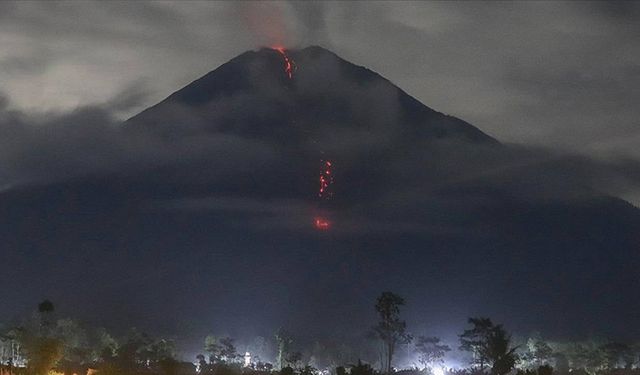 Semeru Yanardağı'ndaki Patlama Sonrası Mahsur Kalan 178 Dağcı Kurtarıldı