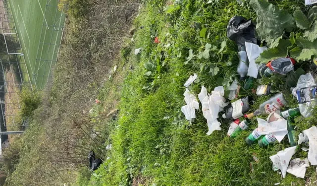 Futbol Sahası Alkol Mekanına Döndü