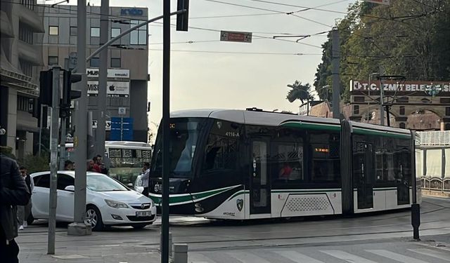 İzmit'te Tramvay Kaza Yaptı! Trafik Felç