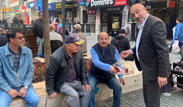 Başkan Kazan, vatandaşa 'Derdin derdimdir' diyerek çay servis etti