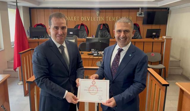 İYİ Parti'li Kamil Şirin Mazbatasını Aldı