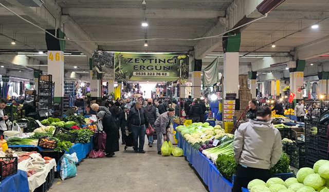 Pazarda 10 liraya yeşillik 400 liraya sarımsak