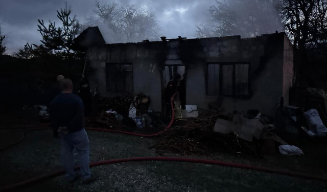 Sobaya yakmak için benzin döktü, hem kendini hem evi yaktı