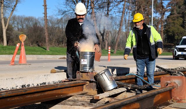 Kartepe Tramvay Hattı’nda raylar kaynak ile birleşiyor