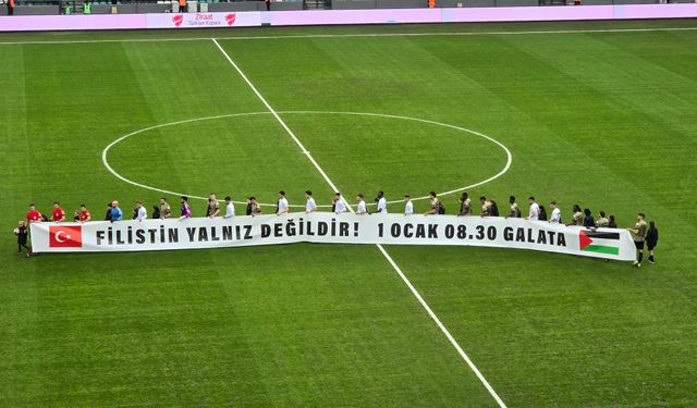 Kocaelispor-Erzurumspor maçında takımlar sahaya Filistin pankartıyla çıktı
