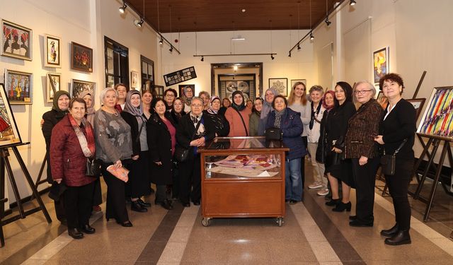 Tarihi Gar’da Kumaşların Sessiz Dansı