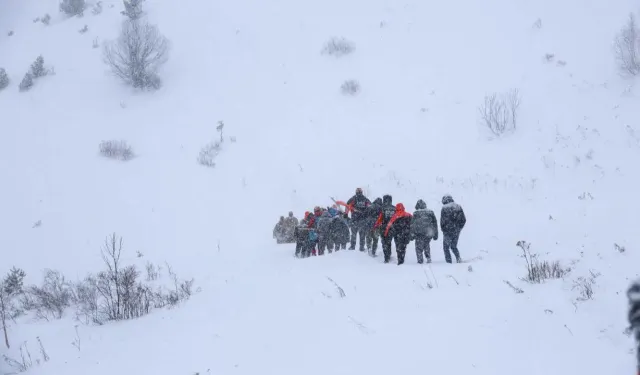 Çığ Felaketi: 1 Ölü, 2 Çoban İçin Arama Çalışmaları Sürüyor