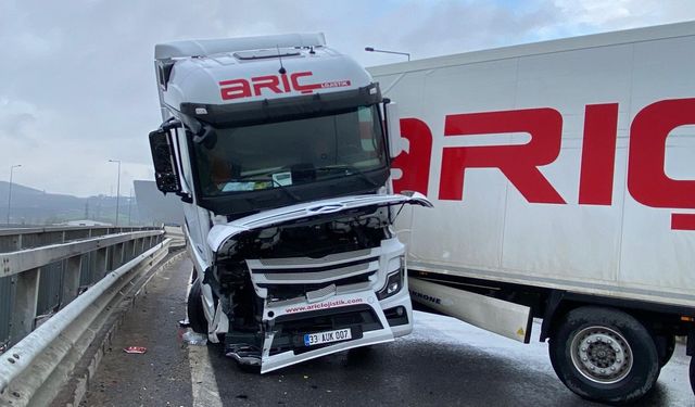 Kartepe’de Yağışlı Havada Kaza: Tır Köprü Üstünde Makasladı