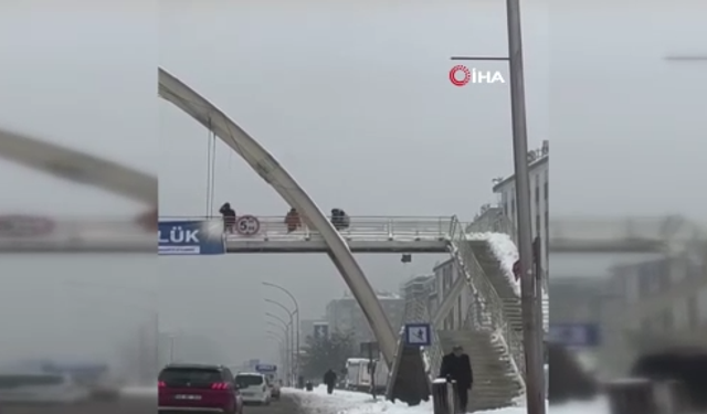 Üst Geçitte Çocuklara Yumruklu Saldırı Kamerada!