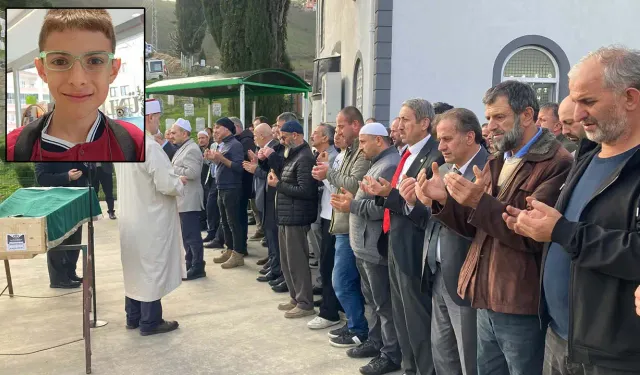 Küçük Çocuk Oyundaki Görev İçin Kendini Kapıya Astı