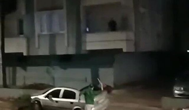 Çarptığı araca levye ile saldırdı, giderken ışıklı çiçek buketi bıraktı