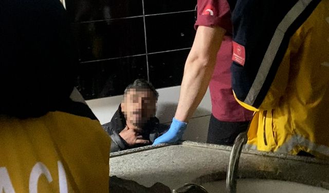 Tuvalette Hareketsiz Bulundu, Uyuduğu Anlaşıldı