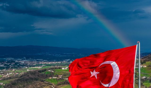 Al Bayrak ve Gökkuşağı Yan Yana