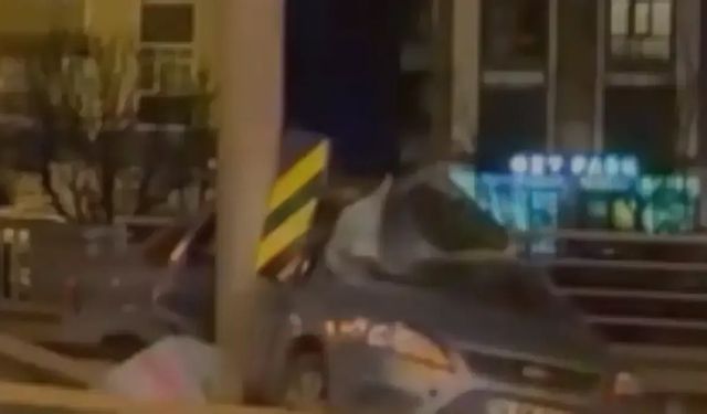 Gölcük’te Kontrolden Çıkan Araç Ortalığı Savaş Alanına Çevirdi