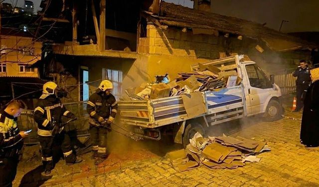 İzmit’te Kamyonet Evin İçine Girdi