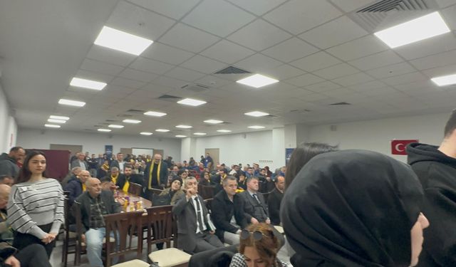 Pastacılarda rakip aday konuşmayı bölünce cevapları dinlemeden çıktı