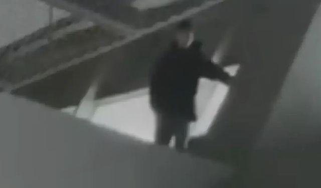 Yine Aynı Tehlike! Dev Maçta Genç Taraftar Tribünden Atlamaya Kalktı