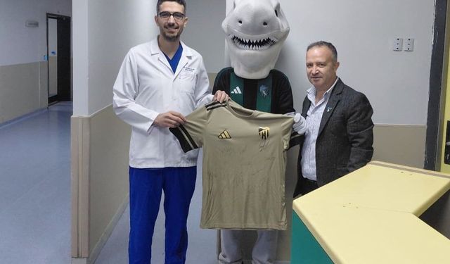 Kocaelispor’dan Tıp Bayramında Doktorlara İmzalı Forma Sürprizi