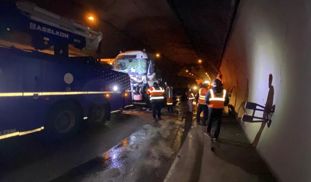 TEM’de tünelde zincirleme kaza: Tır sürücüsü yaralandı