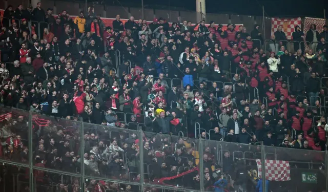 Liverpool Taraftarından Atatürk Pankartı