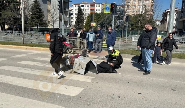 Real AVM Önünde Kurye Motoruyla Devrildi