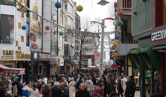İzmit’te Bayram Yoğunluğu: Caddelerde Adım Atacak Yer Kalmadı