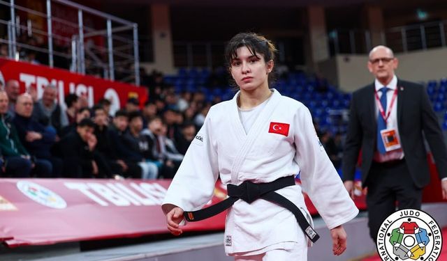 Kocaelili Tuğçe Beder Tiflis'te Bayrağımızı Göndere Çekti