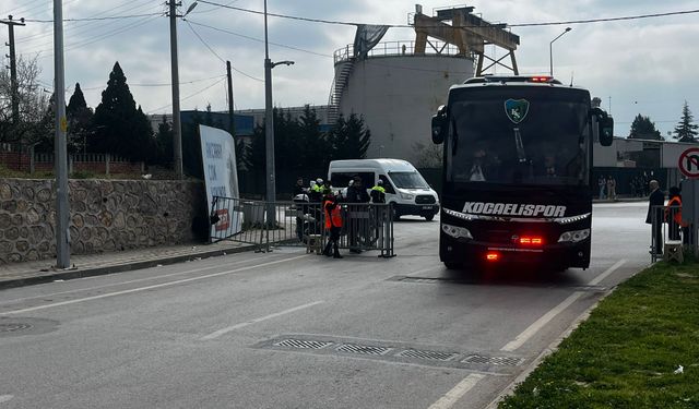 Tribünde erken saat etkisi: Takım otobüsü stada geldi