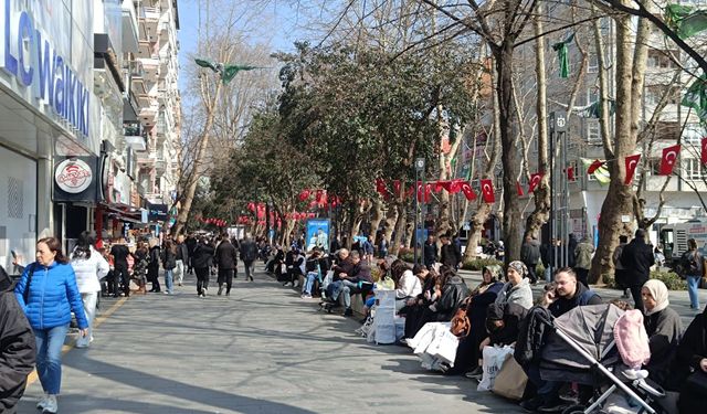 İzmit’te Bayram Yoğunluğu: Çarşıda Adım Atacak Yer Kalmadı