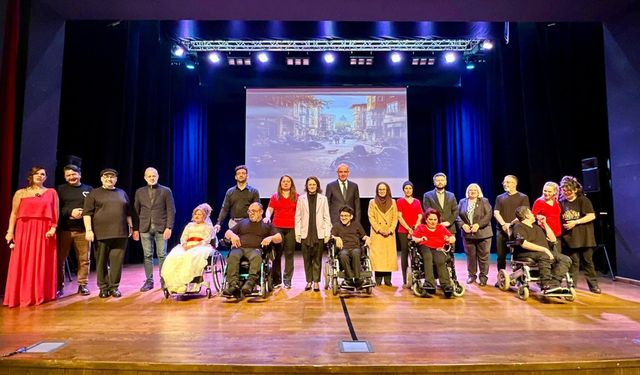 Özel bireylerin özel sahnesi ayakta alkışlandı