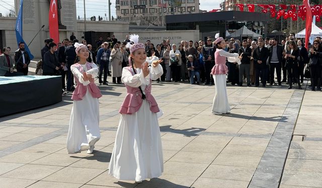Kent Meydanı'nda Nevruz coşkusu: Ateş yakıldı, demir dövüldü
