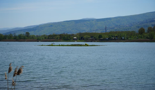 Sapanca Gölü'nde Gizemli Ada Ortaya Çıktı