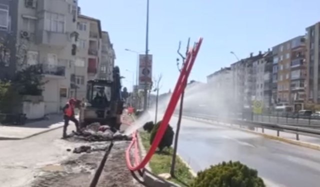 Karamürsel’de Su Borusu Patladı: Caddeyi Su Bastı