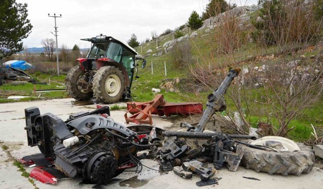 Korkunç Kaza! Traktör İkiye Ayrıldı