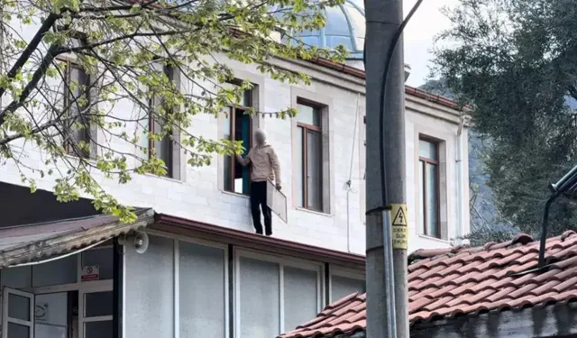 Canına Kıymak İçin Cami Çatısına Çıktı