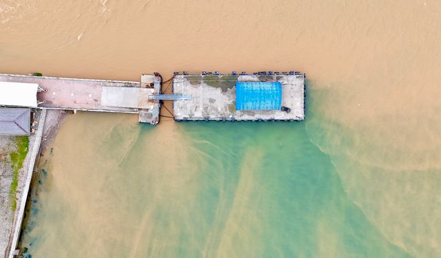 Körfez’de sağanak sonrası denizin rengi kahverengiye döndü