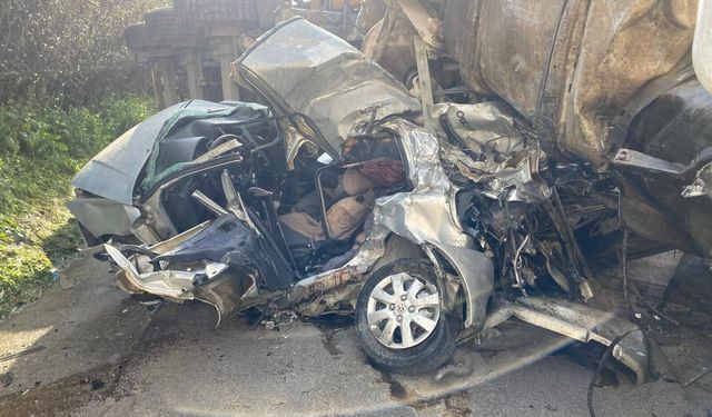 TEM’de zincirleme facia: Tır dorsesinin altında kalan çift hayatını kaybetti