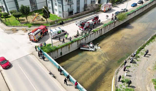 Kocaeli’de Kamyonet Dereye Uçtu: Kaza Anı Güvenlik Kamerasında