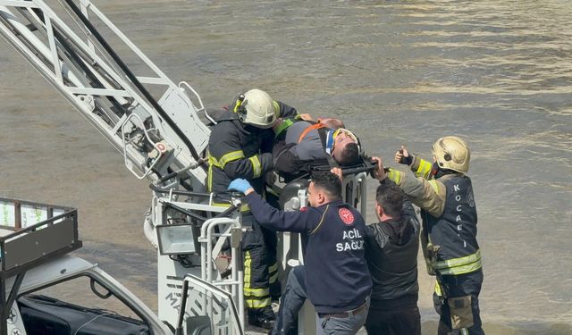 Dereye uçan kamyonetin sürücüsü hayatını kaybetti